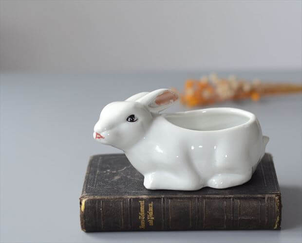 ドイツから かわいい白磁のウサギのポット 小物入れ ラビット 容器 ホワイトセラミック アンティーク ヴィンテージ 