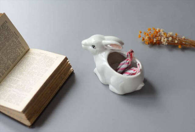 ドイツから かわいい白磁のウサギのポット 小物入れ ラビット 容器 ホワイトセラミック アンティーク ヴィンテージ 