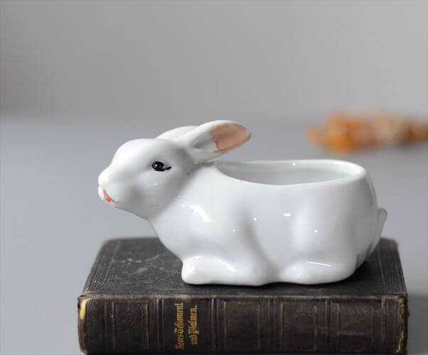 ドイツから かわいい白磁のウサギのポット 小物入れ ラビット 容器 ホワイトセラミック アンティーク ヴィンテージ 