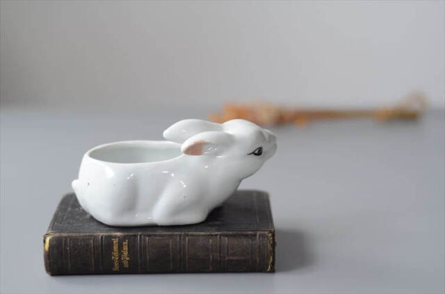 ドイツから かわいい白磁のウサギのポット 小物入れ ラビット 容器