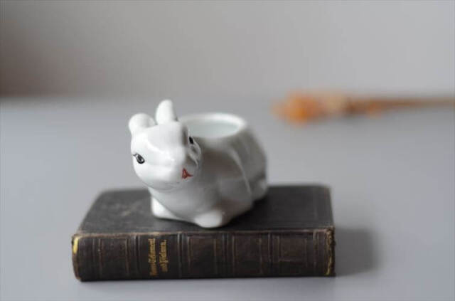 ドイツから かわいい白磁のウサギのポット 小物入れ ラビット