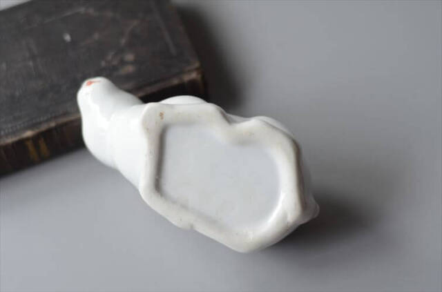 ドイツから かわいい白磁のウサギのポット 小物入れ ラビット 容器