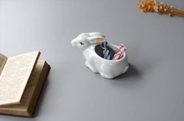 ドイツから かわいい白磁のウサギのポット 小物入れ ラビット 容器