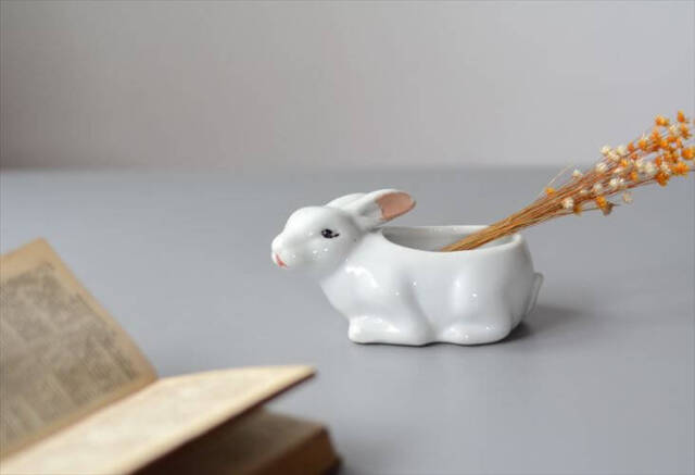 ドイツから かわいい白磁のウサギのポット 小物入れ ラビット 容器