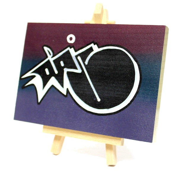 VERYONE 直筆ウッドパネル　サイズ（11cm×16cm)　イーゼル付き　02