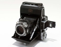 ドイツ製　スーパー セミ イコンタ 6X4.5 V 型　カール・ツァイス テッサー 75ｍｍ3.5 搭載機