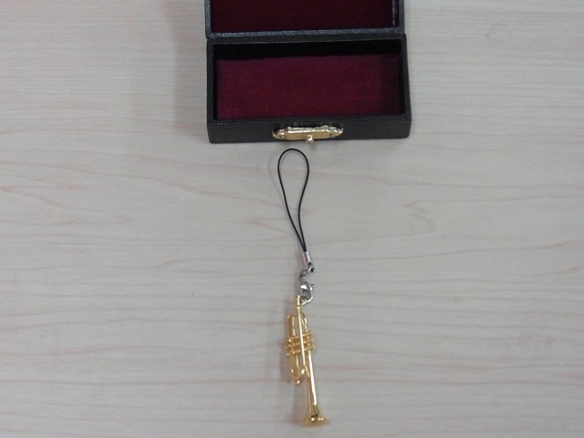 トランペットのミニチュアストラップ お取り寄せ商品 吹奏楽部の卒業記念品に音楽雑貨