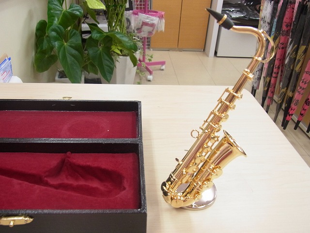 テナーサックスミニチュア6分の1サイズ ゴールド お取り寄せ商品 吹奏楽の記念品に最適
