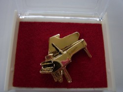 ピアノブローチ お取り寄せ商品 記念品に最適ブローチ 吹奏楽部 ブラスバンド 記念品に ピアノ教室