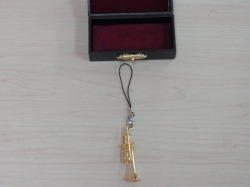 トランペットのミニチュアストラップ お取り寄せ商品 吹奏楽部の卒業記念品に音楽雑貨