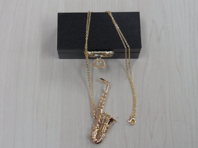 アルトサックスネックレス ♪♪【プレゼントに最適♪】 音楽雑貨 音符