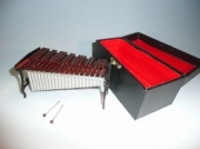 ミニチュア楽器 シロフォン 鍵盤部分が赤茶色か茶色 シルバーのどちらかになります 色は選べませんのでご了承下さい この商品はお取り寄せです