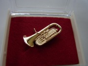 ユーフォニウムブローチ お取り寄せ商品 記念品に最適ブローチ 吹奏楽部 ブラスバンド 記念品に