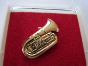 チューバブローチ お取り寄せ商品 記念品に最適ブローチ 吹奏楽部 ブラスバンド 記念品に