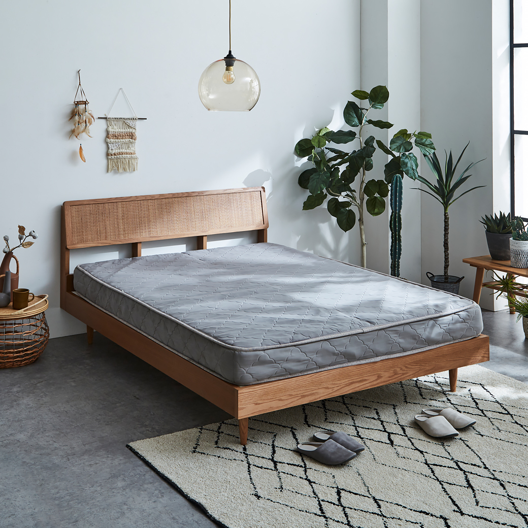 グレーの葉模様マットレスと木製ベッド ビレ ラタンベッド すのこベッド ダブル 厚さ15cmポケットコイル
