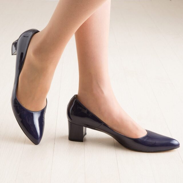 Hollyエナメルブルー　モデル着用イメージ(ストッキング)