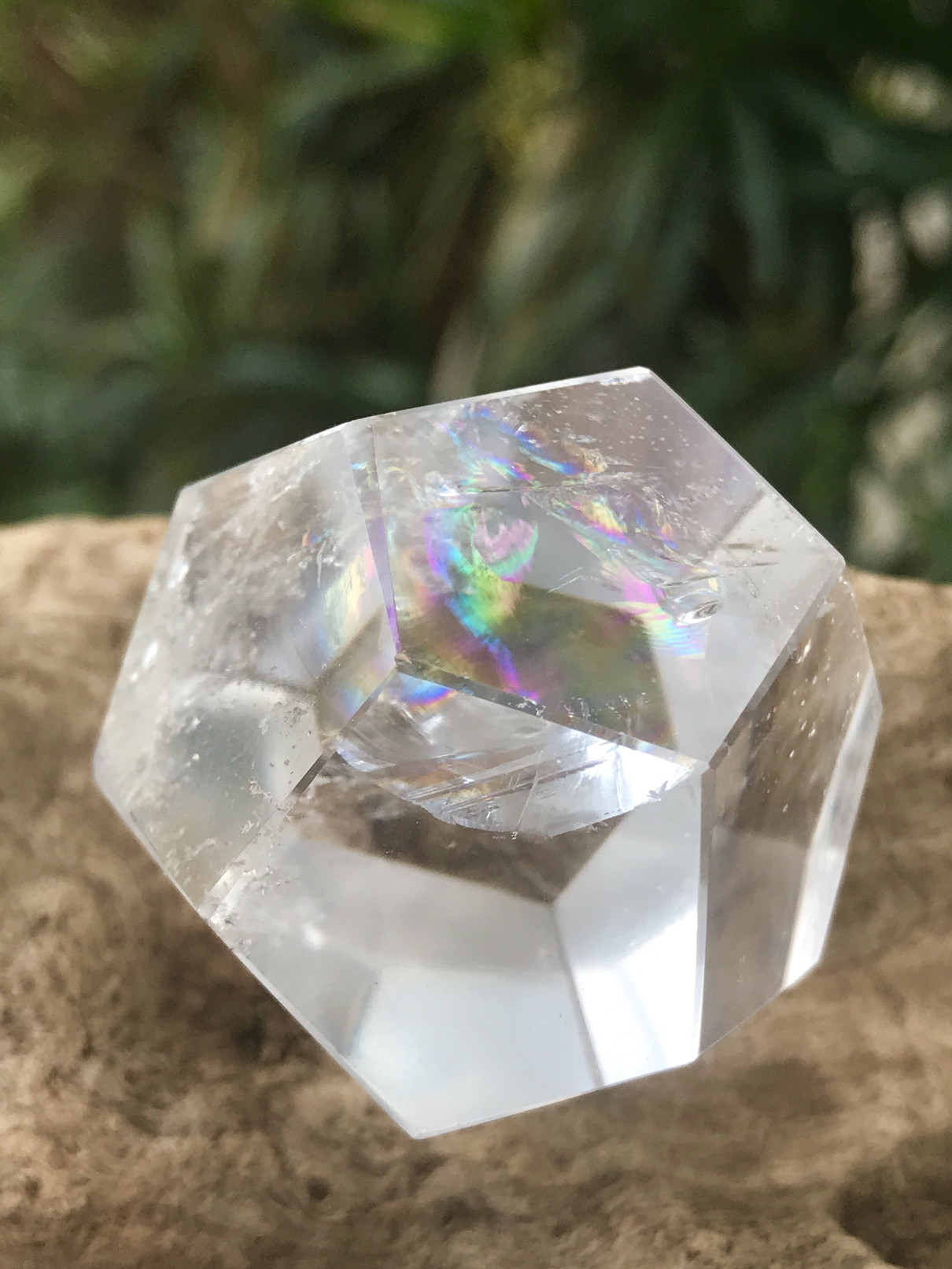 ブラジル産多面体水晶（12面体）・レインボウ DDC001