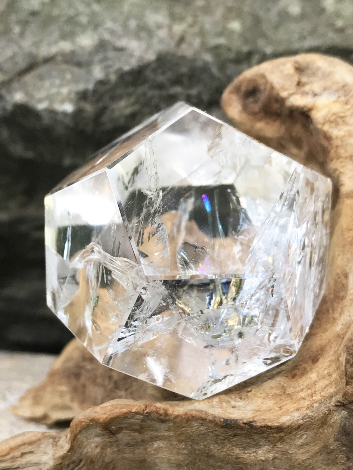 ブラジル産多面体水晶（12面体）・レインボウ DDC003