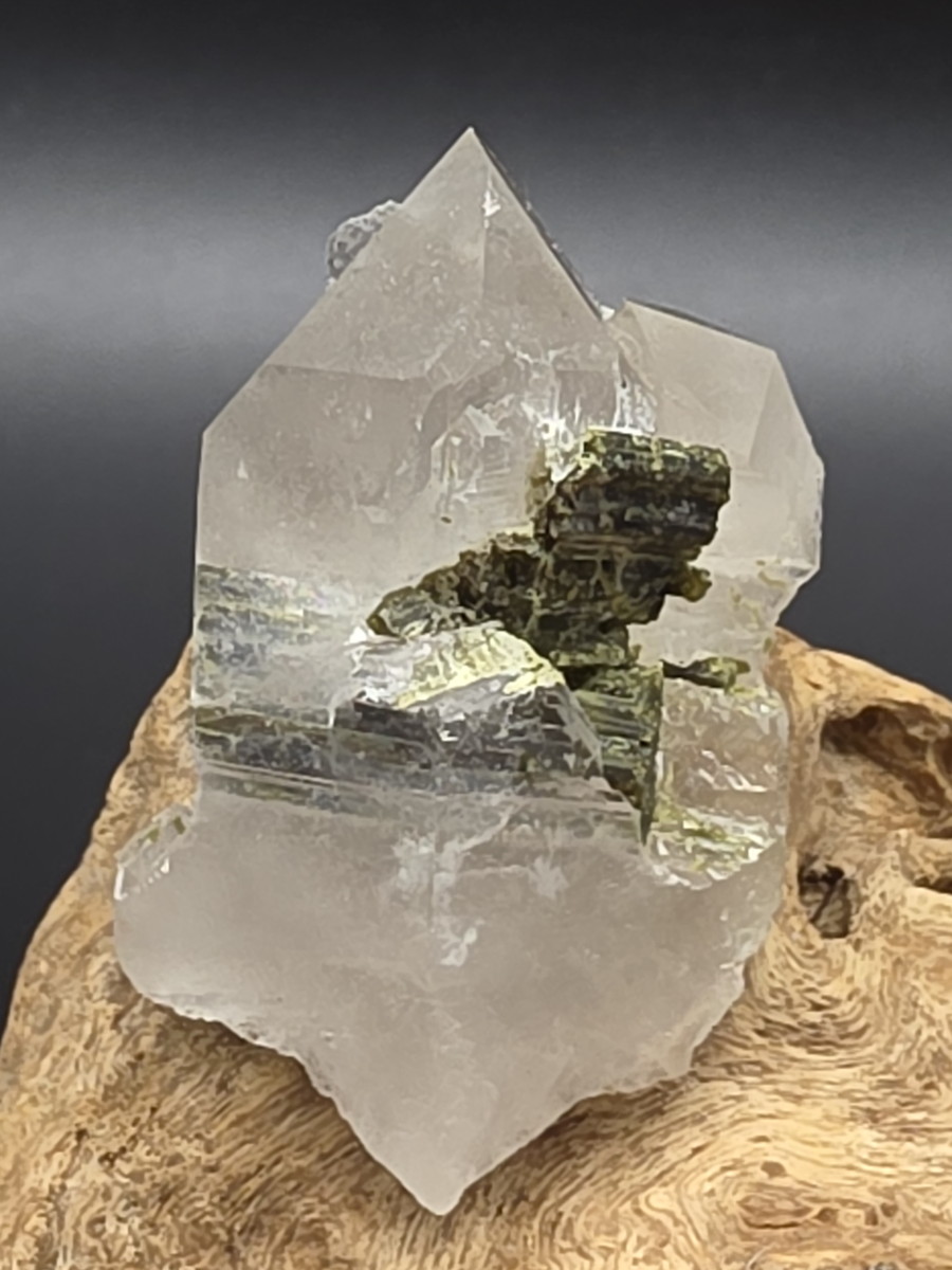 ブラジル・ミナスジェライス産エピドートinクォーツ EPD031