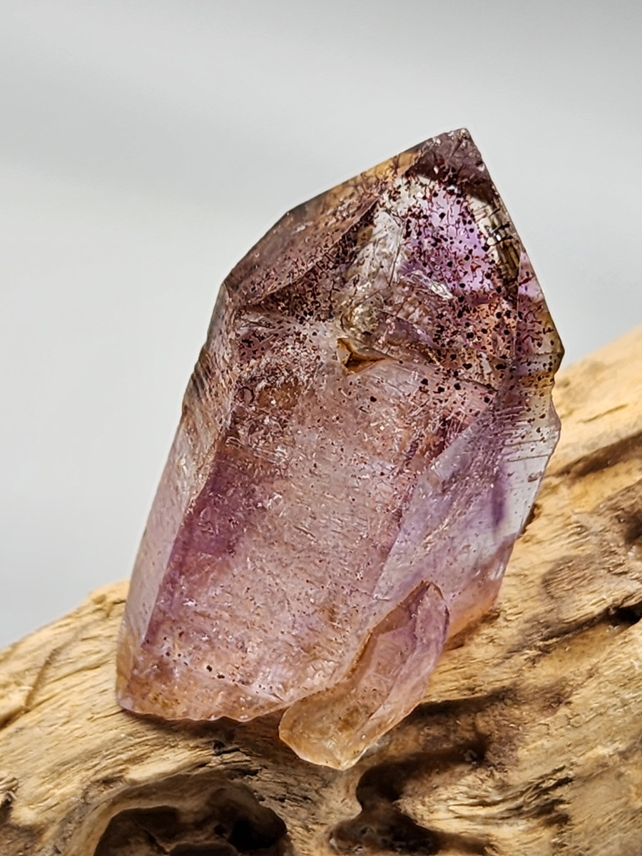 ジンバブエ産アメジストエレスチャル「ガブリエル・レイ」（イシス） GAB021