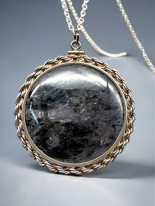 南アフリカ産アイオライト・ペンダントトップ IOL004