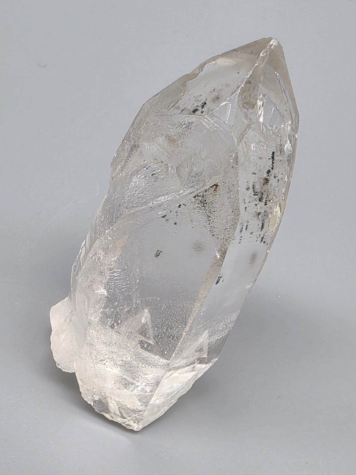 タンザニア・モンド産モンドクォーツ（キー・たくさんのレコードキーパー） MND203