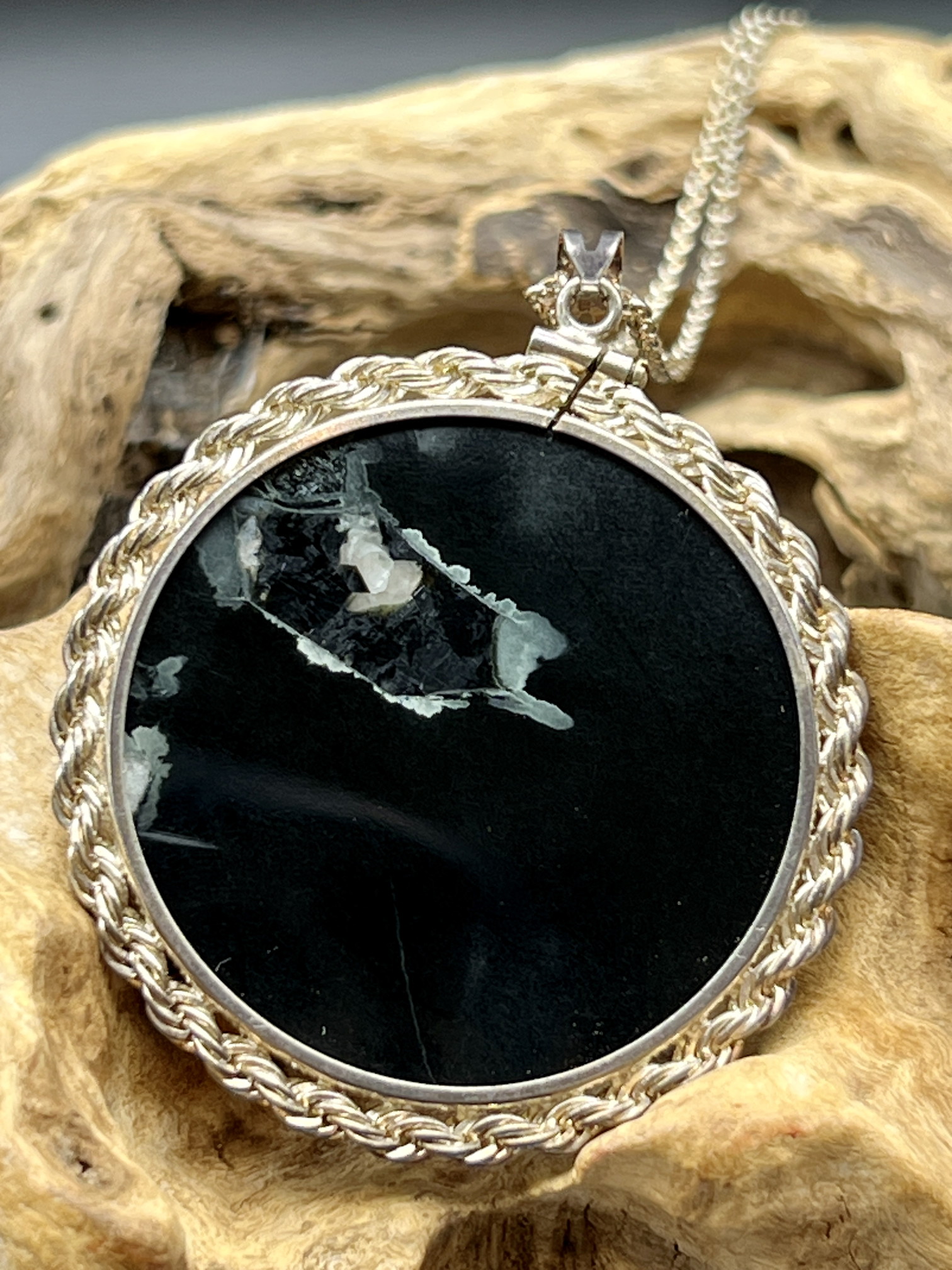 ネフライトクォーツ・ペンダントトップ（グランドフォーメーション）（シルバー） NPH039