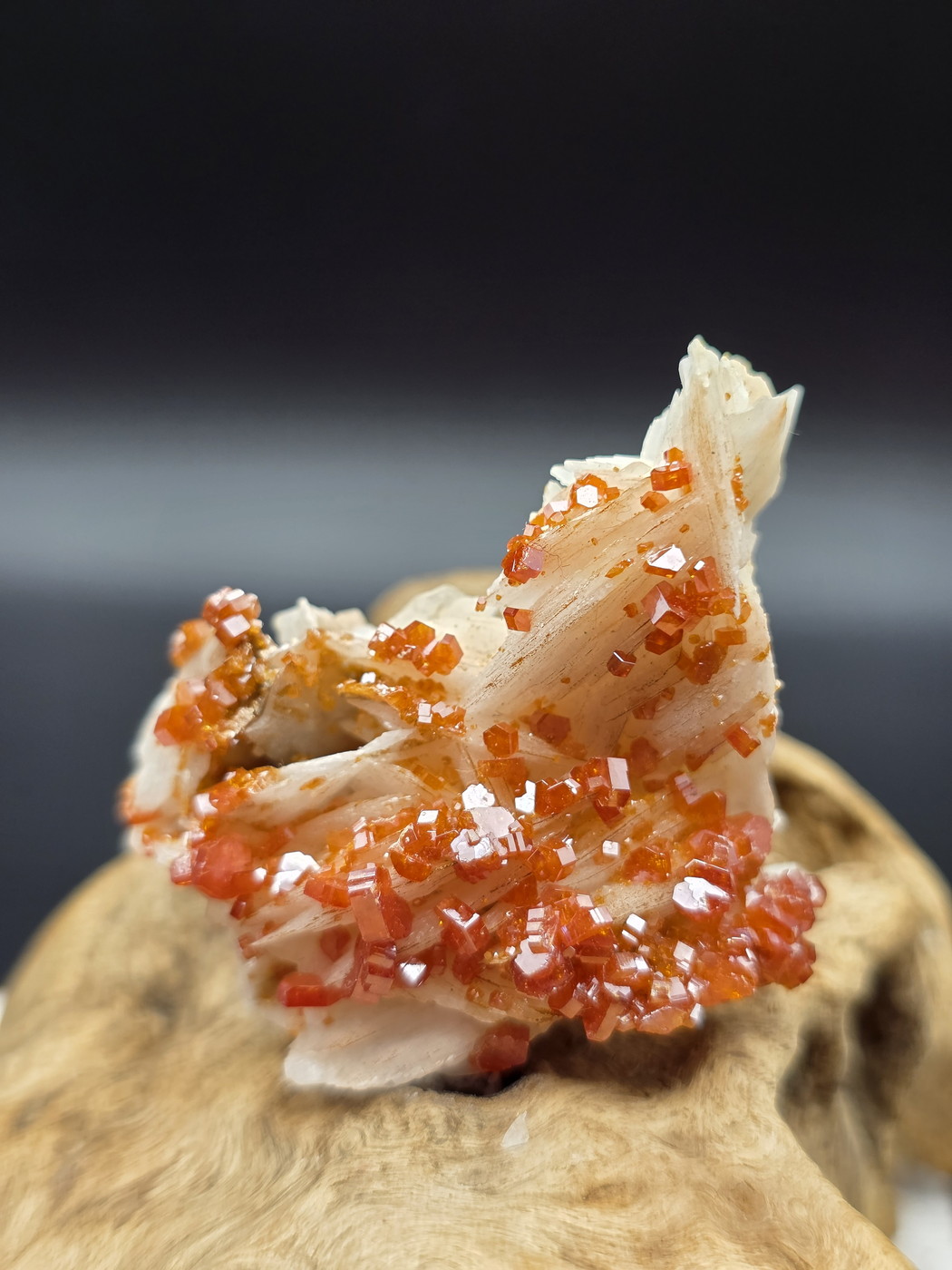 モロッコ・ミブラデン産バナジナイト／バライト VND002