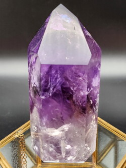 ブラジル・バイア産アメジスト・ポイント（ポリッシュ） AMG070