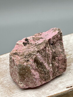 ノルウェー・ロム産チューライト原石 THU001