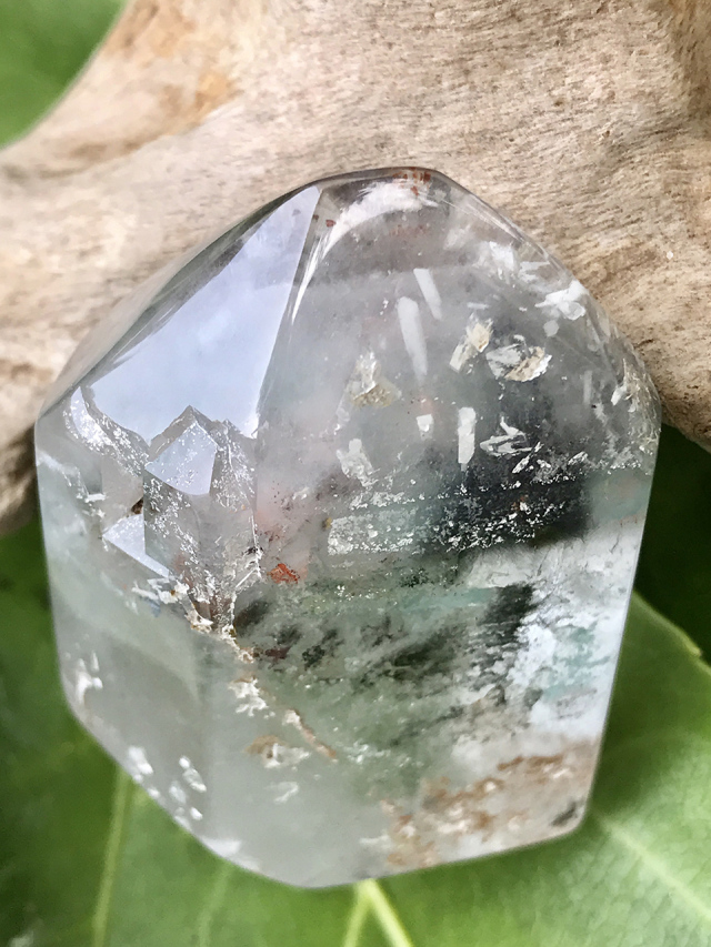南アフリカ産 アホイト in クォーツ （Polished with LOVE） AIQ02