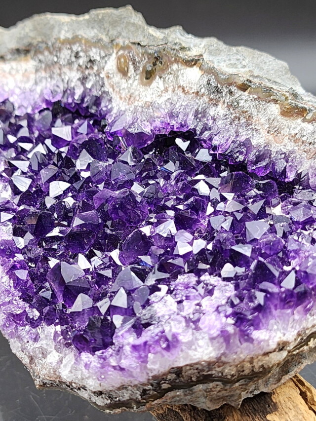 ウルグアイ産アメジストクラスター （高品質） AMG085