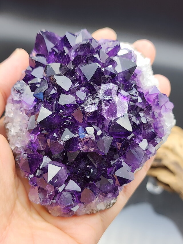 ウルグアイ産アメジストクラスター （高品質） AMG088