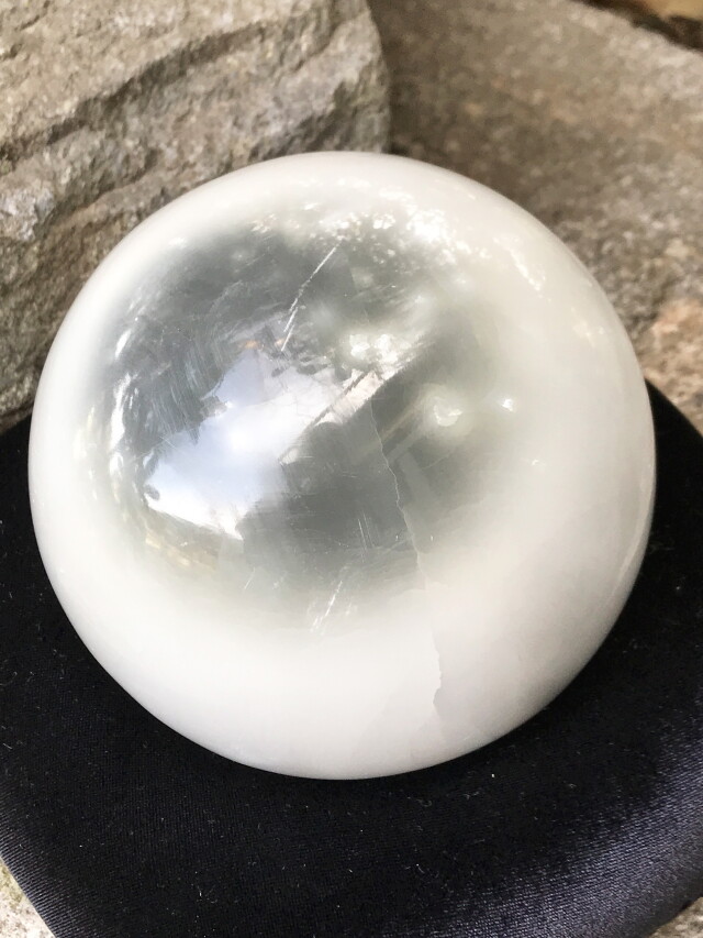 天然セレナイト 大型スフィア 楽天市場】〔D351〕約57-62mm 月の女神 セレナイト スフィア 丸