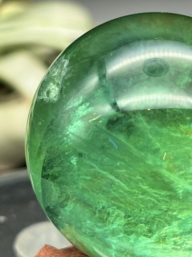 中国産グリーンフローライト・スフィア（レインボウ） FLR117