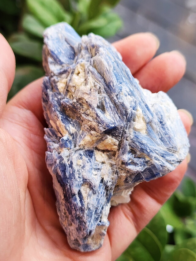 ブラジル・ミナスジェライス産カイヤナイト原石 KYA003