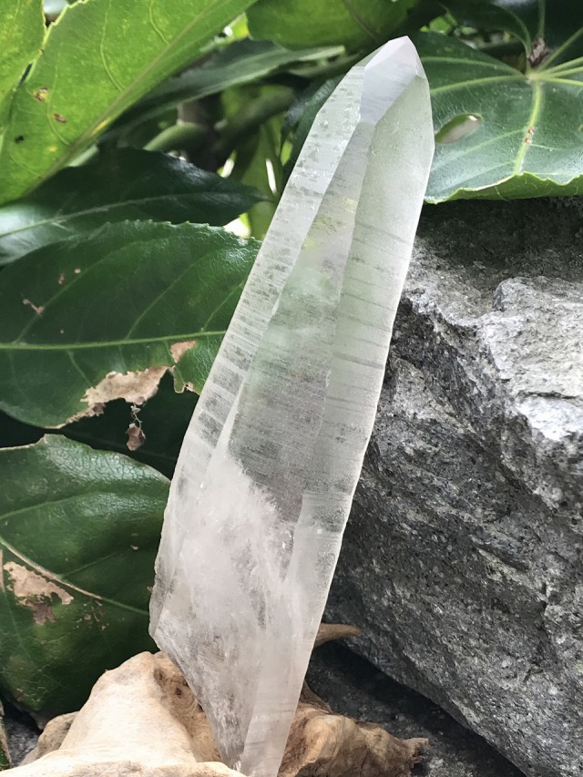 バイーア産　再生への道標レムリアンスモーキークリスタルフリーフォーム台座付き バイーア産 再生への道標レムリアンスモーキークリスタルフリー