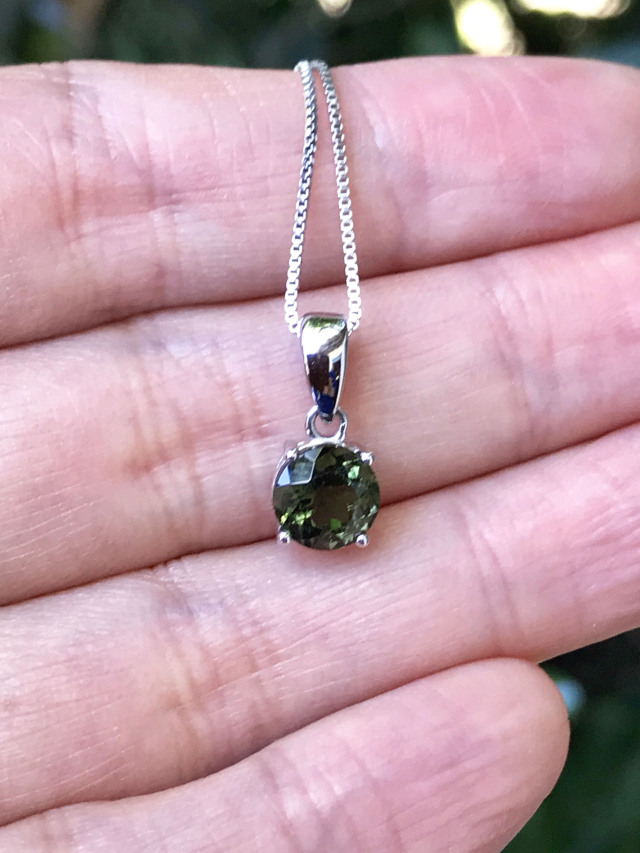 モルダバイト・ラウンド・シルバーペンダントトップ MLD004