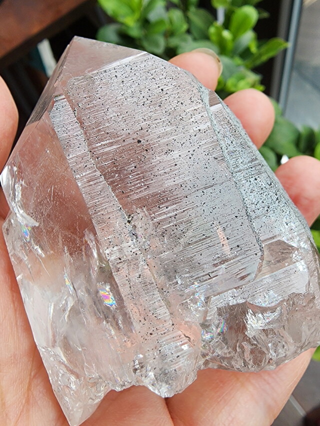 マニハール水晶（カテドラル・レインボウ・鋭錐石） MNH002