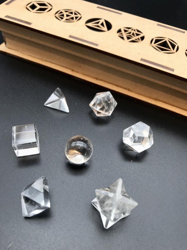 正二十面体 クリスタル水晶 4cm プラトン立体 神聖幾何学