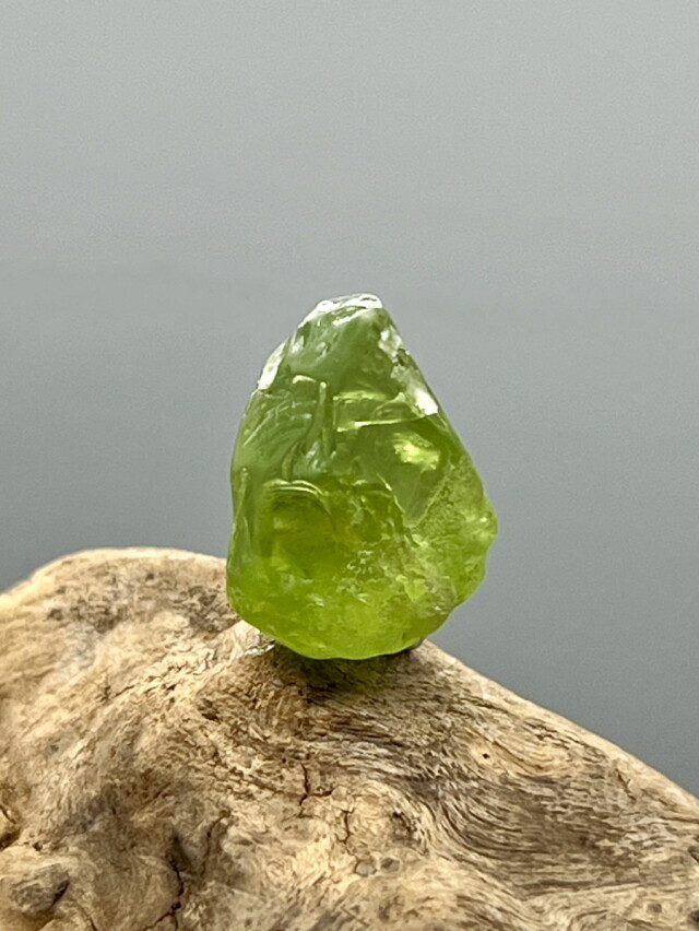 ペリドット  発掘現場  運ぶ人たち 原石 ペリドット原石260g台付 現物販売(廣友)【新商品】 – 株式会社廣