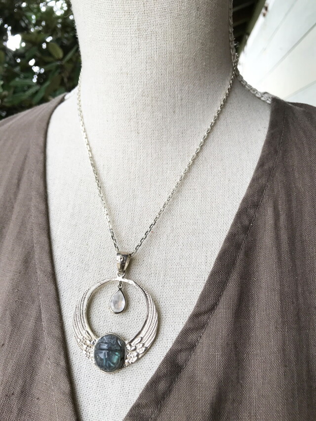 レインボームーンストーン・ラブラドライト（スカラベ）・ペンダント