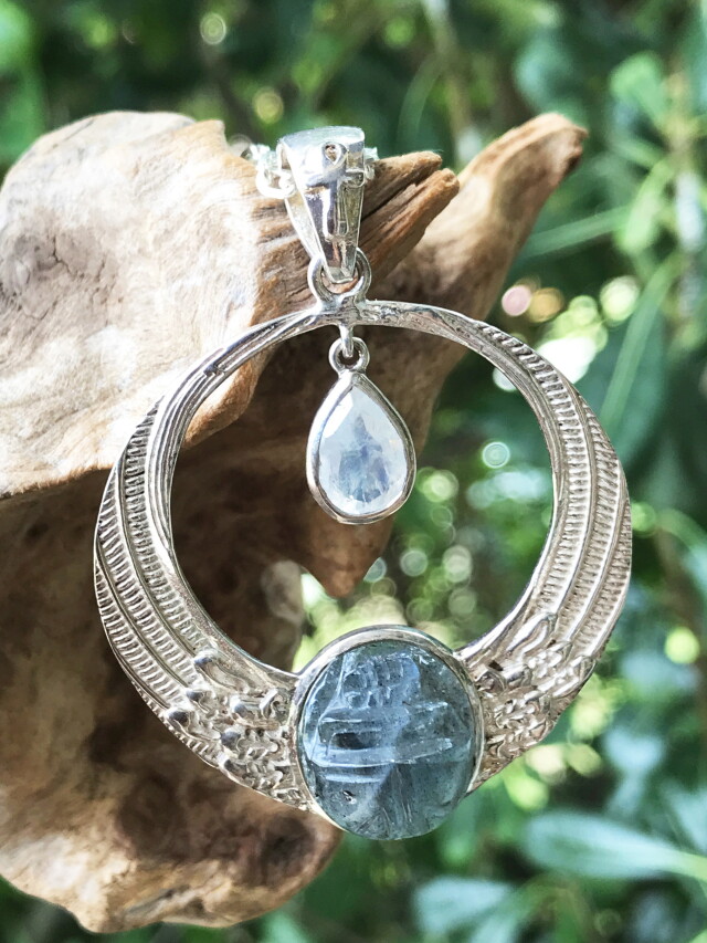 ラブラドライトに黒いパールを咥えた蛇のペンダント ラブラドライトに黒いパールを咥えた蛇のペンダント