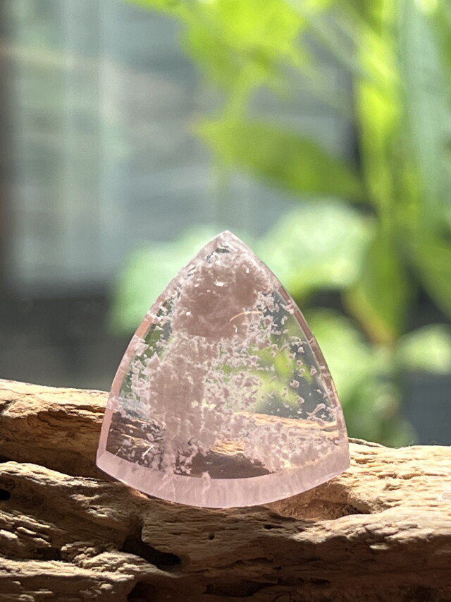 マダガスカル産クリアローズクォーツ・ルース ROS039