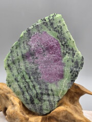 タンザニア ロンギド地区 ムンダララ鉱山 ルビーインゾイサイト RBY006