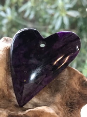 スギライト・ハート・カボション（穴あり） SUG012