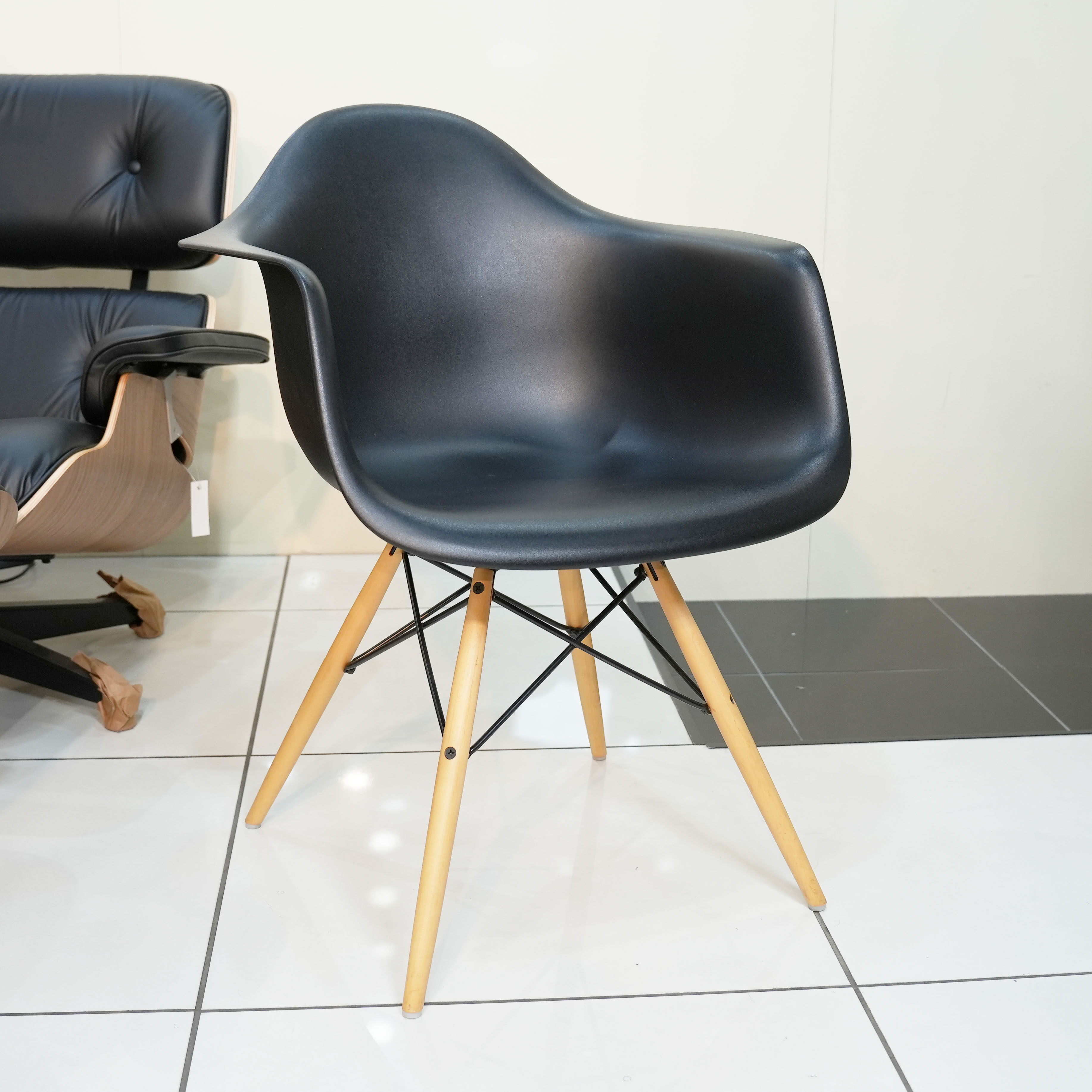 イームズプラスチックアームチェア ダウェルベース ブラック/メープル DAW 展示品