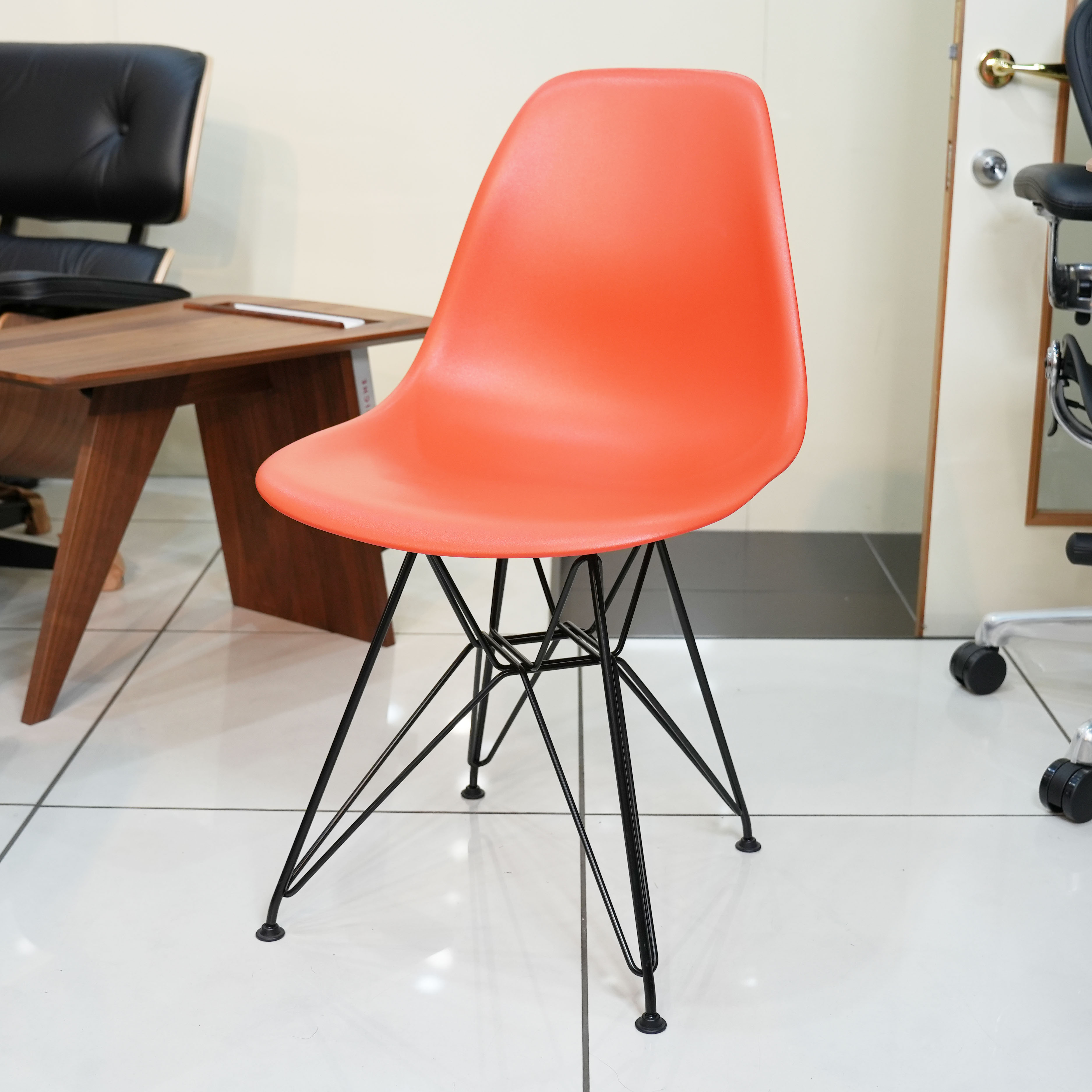 イームズプラスチックサイドチェア ワイヤーベース レッド/ブラック DSR 展示品