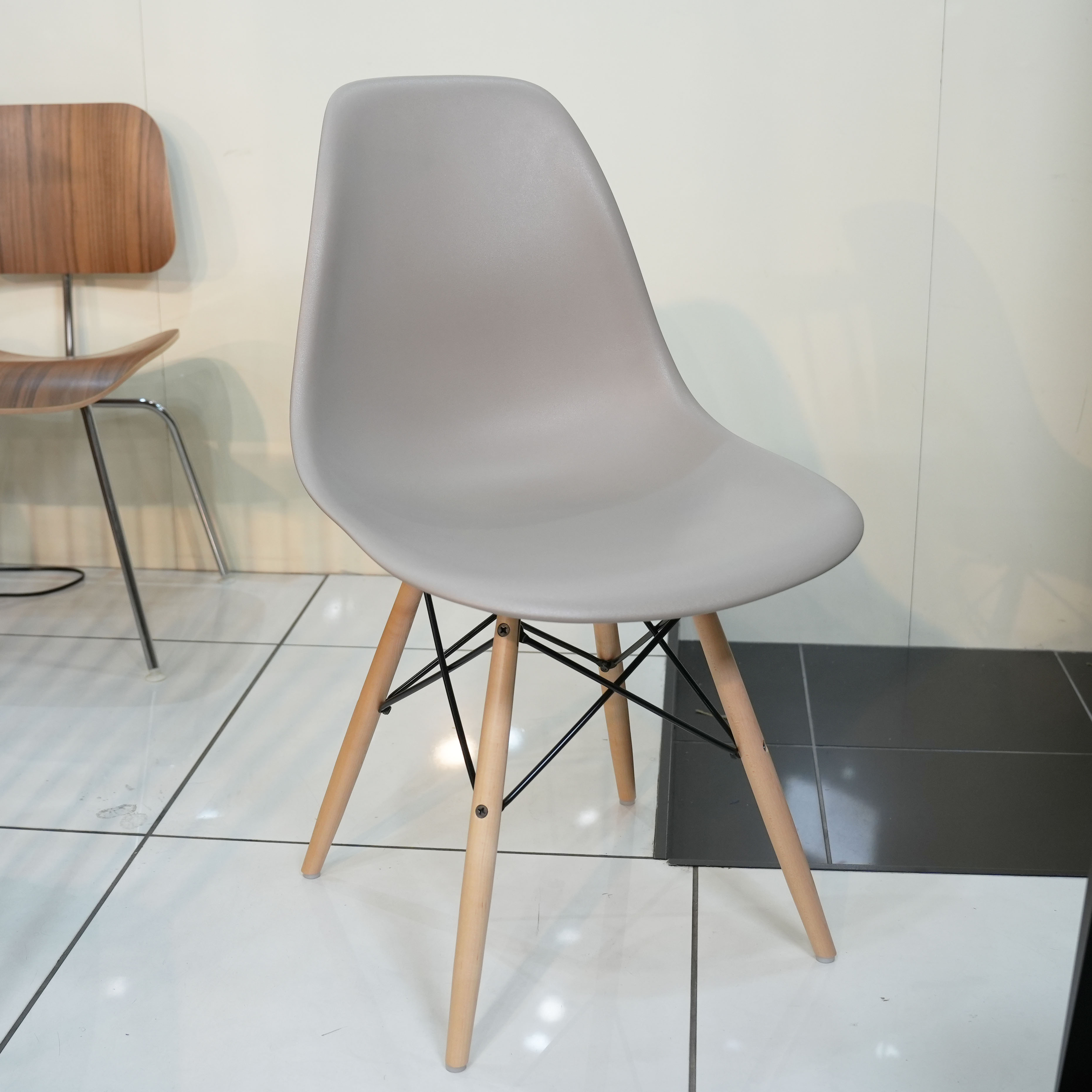 イームズプラスチックサイドチェア ウッドベース スパロー/メープル(ブラックワイヤー) DSW 展示品