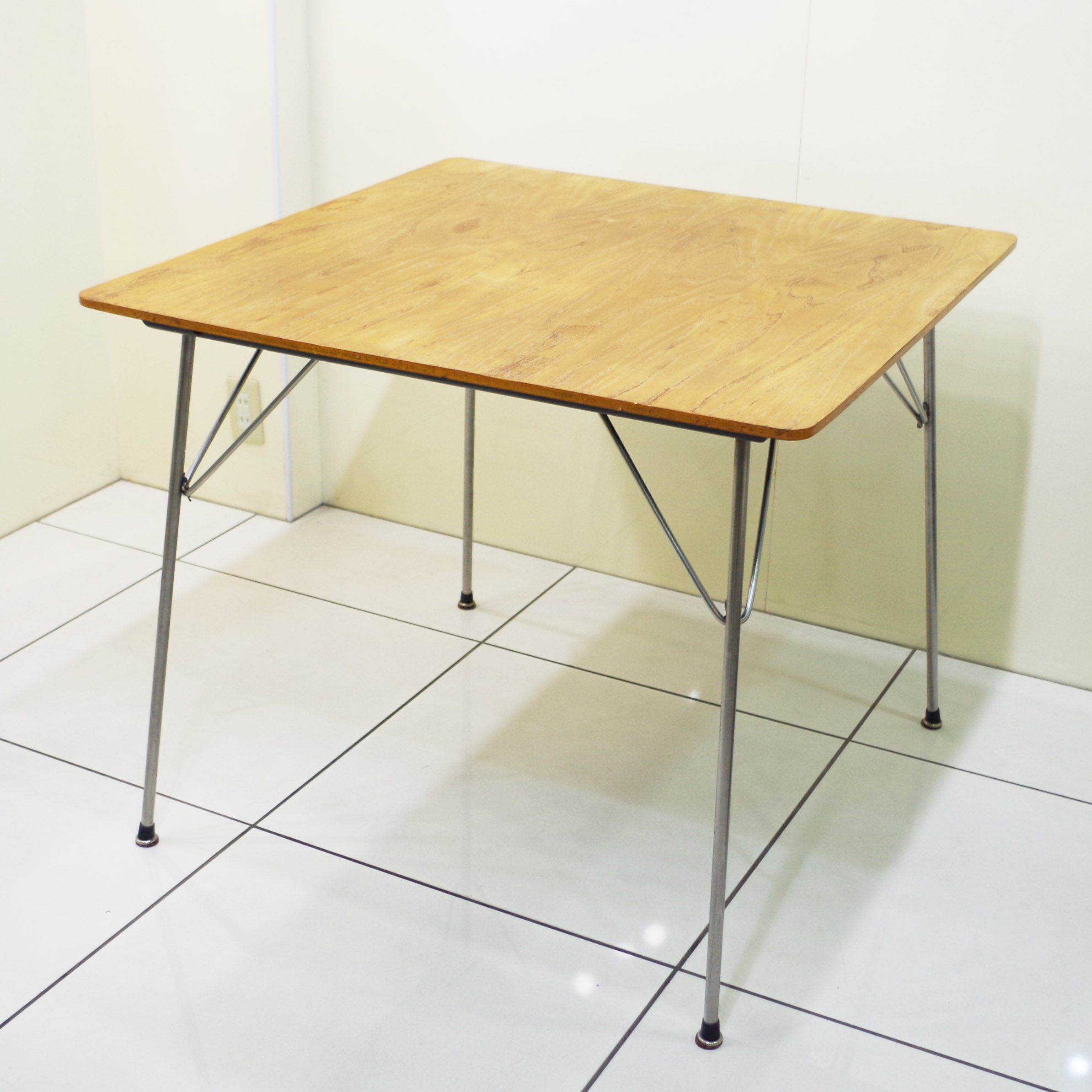 Herman Miller イームズ DTM-2 テーブル vitra DTM-2 / Herman Miller, Vitra | BUILDING